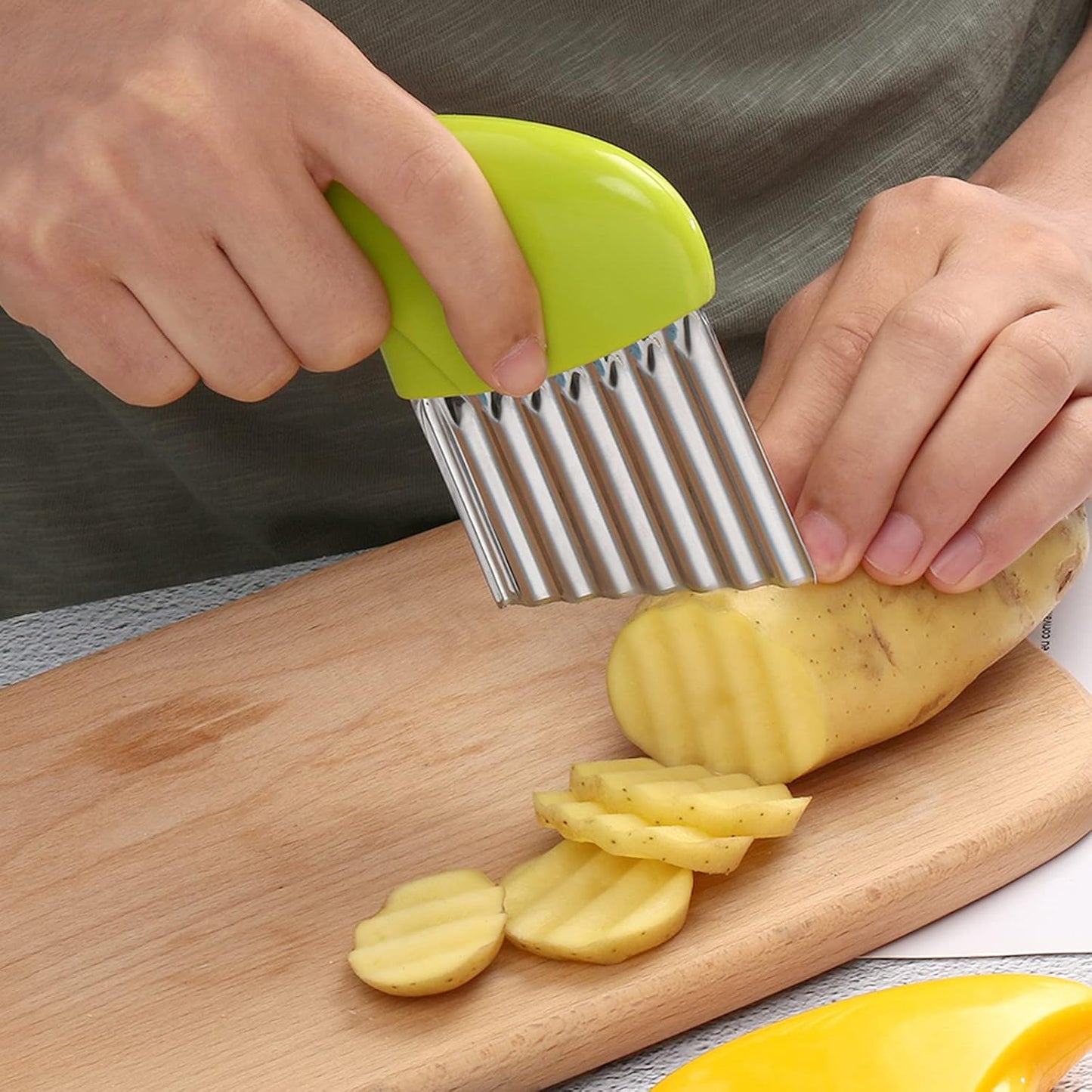 Luomorgo 2 Pack Stainless Steel Potato Crinkle Cutter Carrot Wavy Knife French Fry Slicer Vegetable Wavy Chopper, Green & Pink